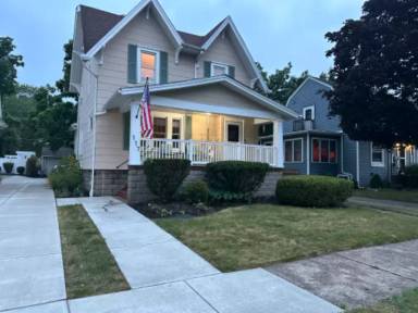 Main picture of 117 Elmwood Park W