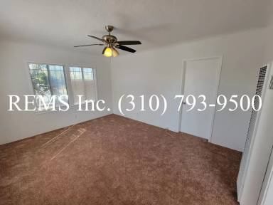 Main picture of 8920 Menlo Ave