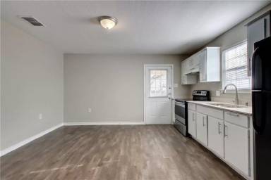 Main picture of 202 Hall St