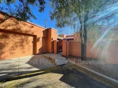 Main picture of 2925 N Adelaide Farms Pl