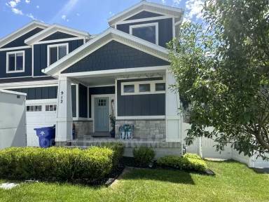 Main picture of 912 E Queensmill Ln
