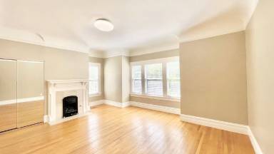 Main picture of 2213A Market St