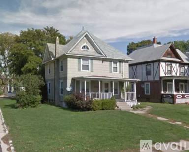 Main picture of 310 W 10th St