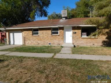 Main picture of 884 S Montgomery St