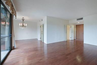 Main picture of 7887 Broadway
