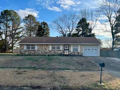 Main picture of 739 Crest Dr
