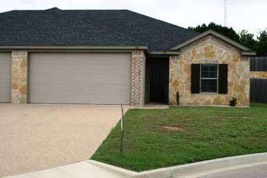 Main picture of 611 Fieldstone Dr