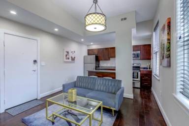 Main picture of 617 W Lexington St