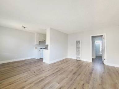 Main picture of 13425 Vanowen St