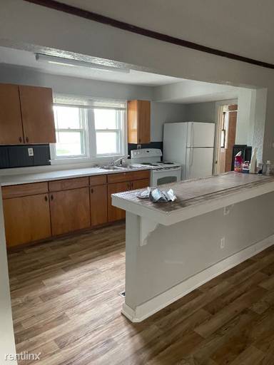 Main picture of 920 E 6th St