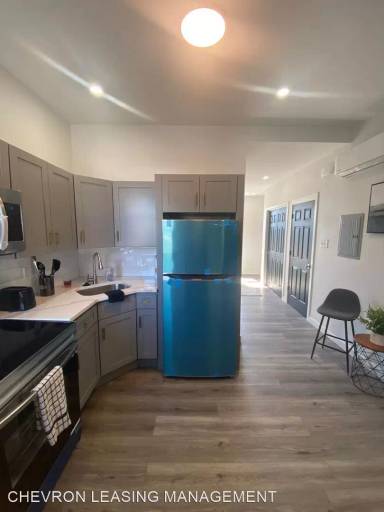 Main picture of 1519 W Lehigh Ave