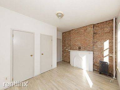 Main picture of 406 W 48th St