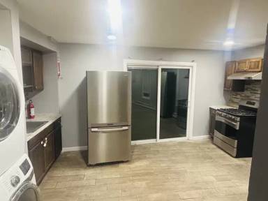 Main picture of 311 W Broadway