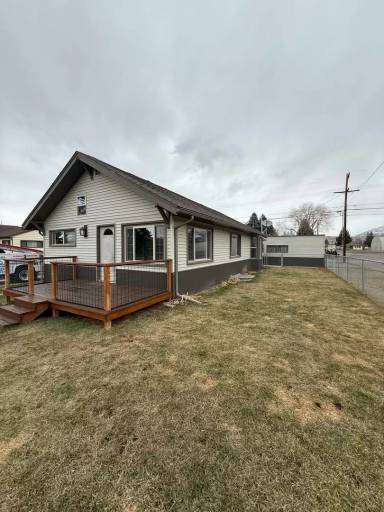 Main picture of 2445 Moulton St
