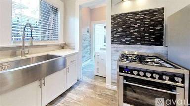 Main picture of 5919 Lexington Ave