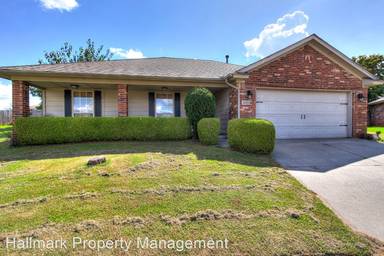 Main picture of 300 Ridge Bluff Ct