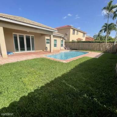 Main picture of 311 W Royal Cove Cir