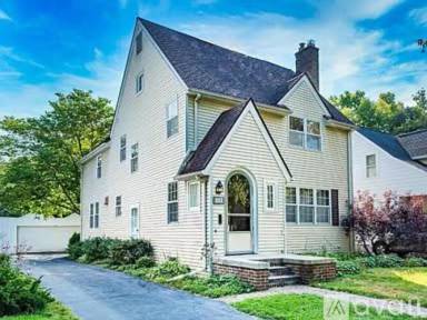 Main picture of 1425 E Park Pl