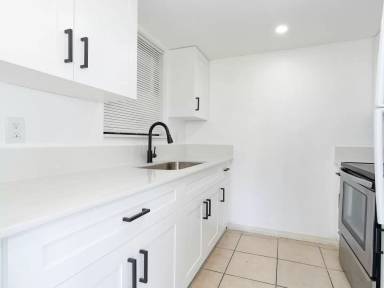 Main picture of 1490 W 42nd Pl