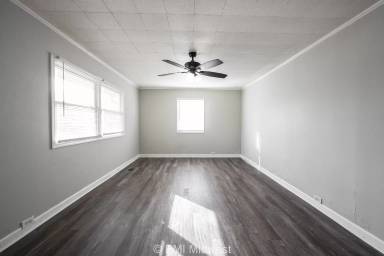 Main picture of 1920 N Hawthorne Ln