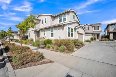 Main picture of 2333 Aerostar Way