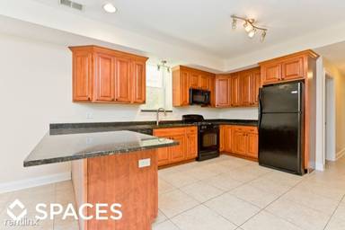 Main picture of 2141 W Superior St