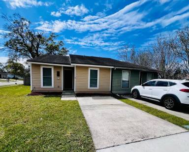 Main picture of 2024 Oak Water Dr