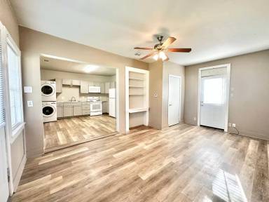 Main picture of 2613 N Elm St
