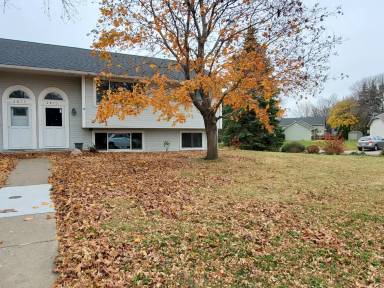 Main picture of 2875 Henslow Ave N