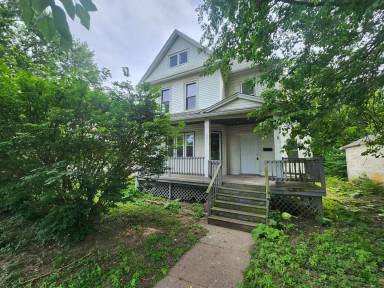 Main picture of 621 W 15th St