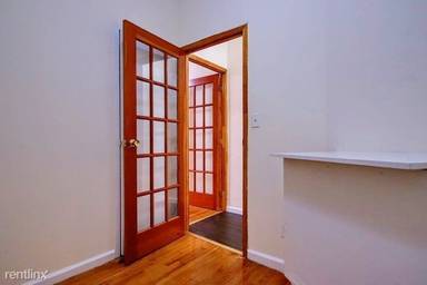 Main picture of 32 E 7th St