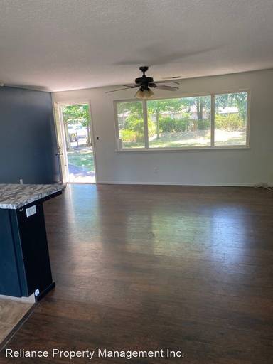 Main picture of 2425 NE Division St