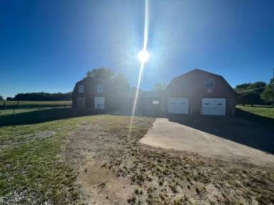 Main picture of 1960 Roundtop Rd