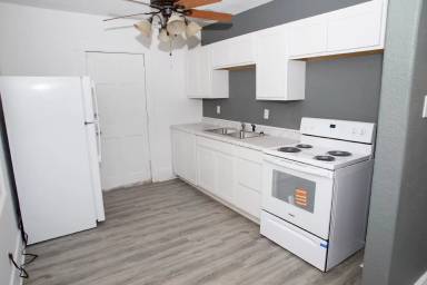 Main picture of 640 S 6th St