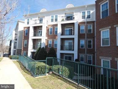 Main picture of 2465 Army Navy Dr