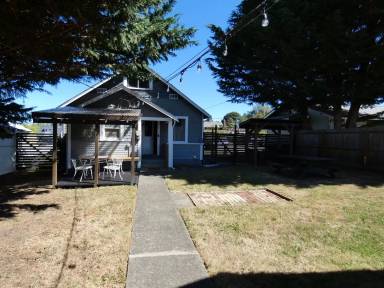 Main picture of 416 E 6th St