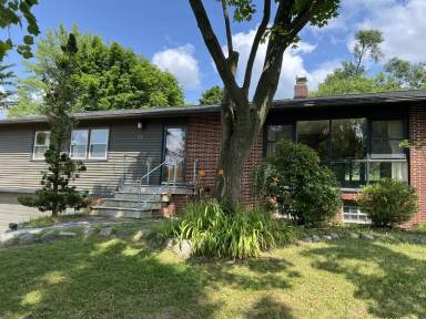 Main picture of 921 Lennox St