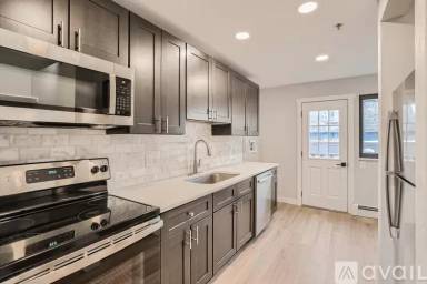 Main picture of 435 Manhattan Dr