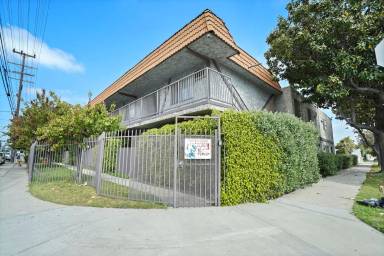 Main picture of 14235 Vanowen St