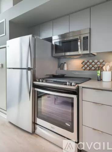 Main picture of 429 1/2 W Belden Ave