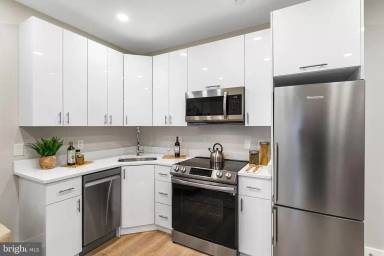 Main picture of 820 18th St NE