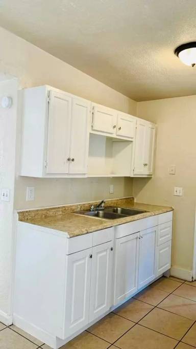Main picture of 2040 Long St