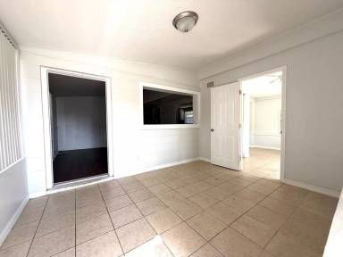 Main picture of 910 25th St E