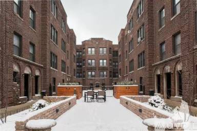 Main picture of 632 W Addison St