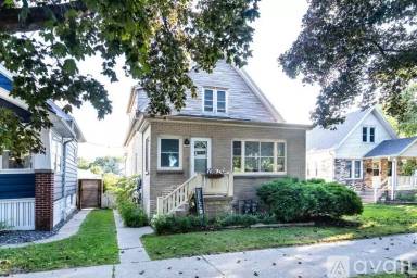 Main picture of 2211 E Holt Ave