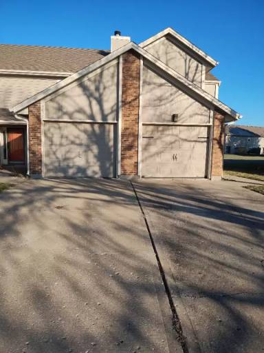 Main picture of 505 NE Brookwood Cir