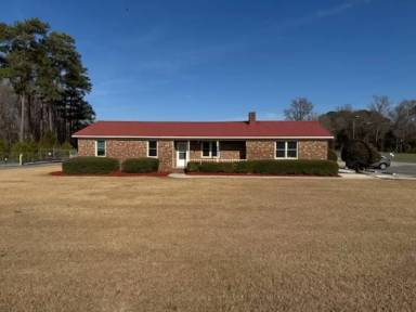 Main picture of 584 Lakeview Rd