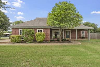 Main picture of 1694 McLennan Crossing Rd
