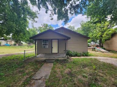Main picture of 320 W 8th St