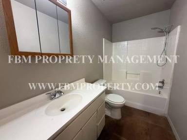 Main picture of 204 W Lamar St